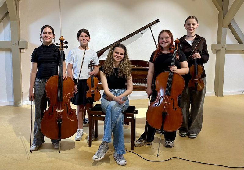 fünf junge Musikerinnen mit ihren Instrumenten
